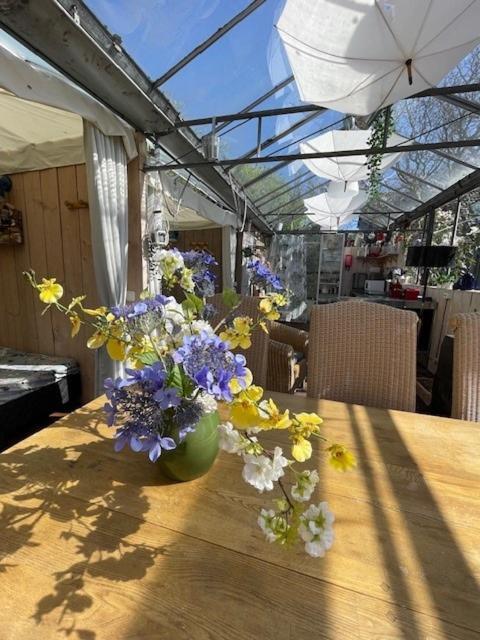 Vrijstaande Accommodatie Glamping De Kas Inn Hank Exterior photo